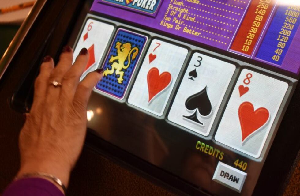 Alcohol y juegos de azar: ¿riesgo o salvación durante la cuarentena?