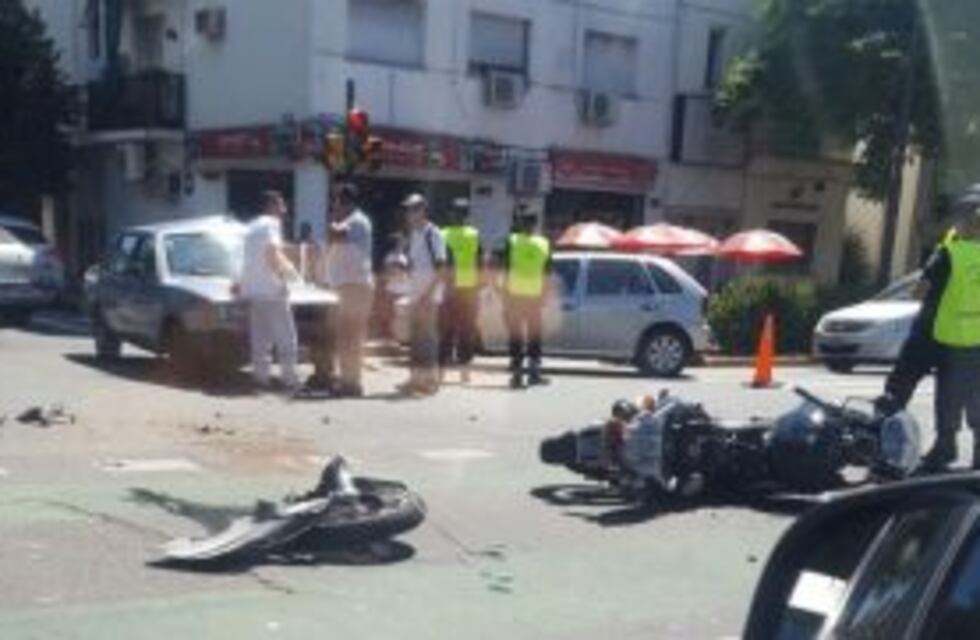 Un motociclista resultó herido tras un violento choque en el centro