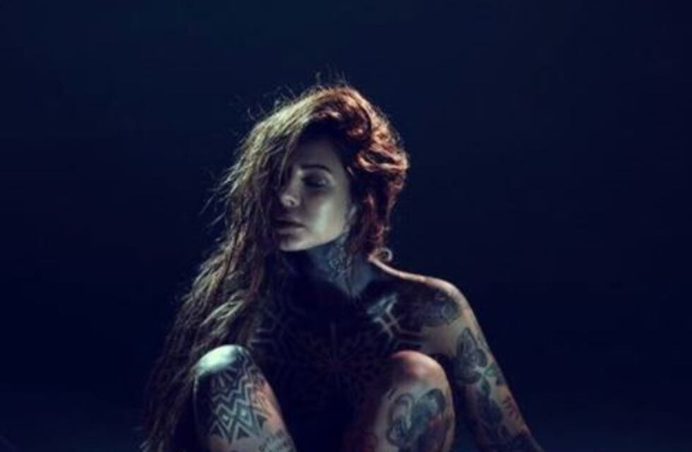 Cande Tinelli mostró ¡todos! sus tatuajes en una producción al desnudo