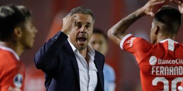 AME2257\u002E AVELLANEDA (ARGENTINA), 13/02/2020\u002E- Lucas Pusineri entrenador de Independiente reacciona hoy, jueves durante un partido por la primera fase de la Copa Sudamericana, en el estadio Libertadores de América, en Avellaneda (Argentina)\u002E EFE/Juan Ignacio Roncoroni