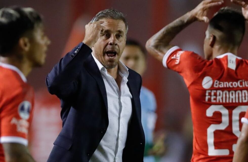 Pusineri subastó camiseta de Independiente para ayudar a merendero de Comodoro Rivadavia