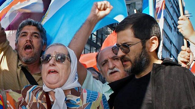 hebe de bonafini sergio Schoklender rnrnMON14- MONTEVIDEO (URUGUAY), 16/6/2011.- Fotografu00eda de archivo del 31 de octubre de 2004 que muestra a Hebe Bonafini (i), de la organizaciu00f3n Madres de Plaza de Mayo de Argentina, junto a Sergio Schoklender (d), durante un acto polu00edtico en Montevideo (Uruguay). La Policu00eda Federal de Argentina allanu00f3 este 15 de junio de 2011, varios inmuebles de la Asociaciu00f3n Madres de Plaza de Mayo por orden del juez a cargo de la causa que investiga al exapoderado de la instituciu00f3n, Schoklender, por presunto lavado de dinero y defraudaciu00f3n a travu00e9s de la construcciu00f3n de viviendas populares con millonarios aportes estatales. EFE/Ivan Franco uruguay montevideo hebe de bonafini sergio Schoklender titular de madres de plaza de mayo en acto en montevideo