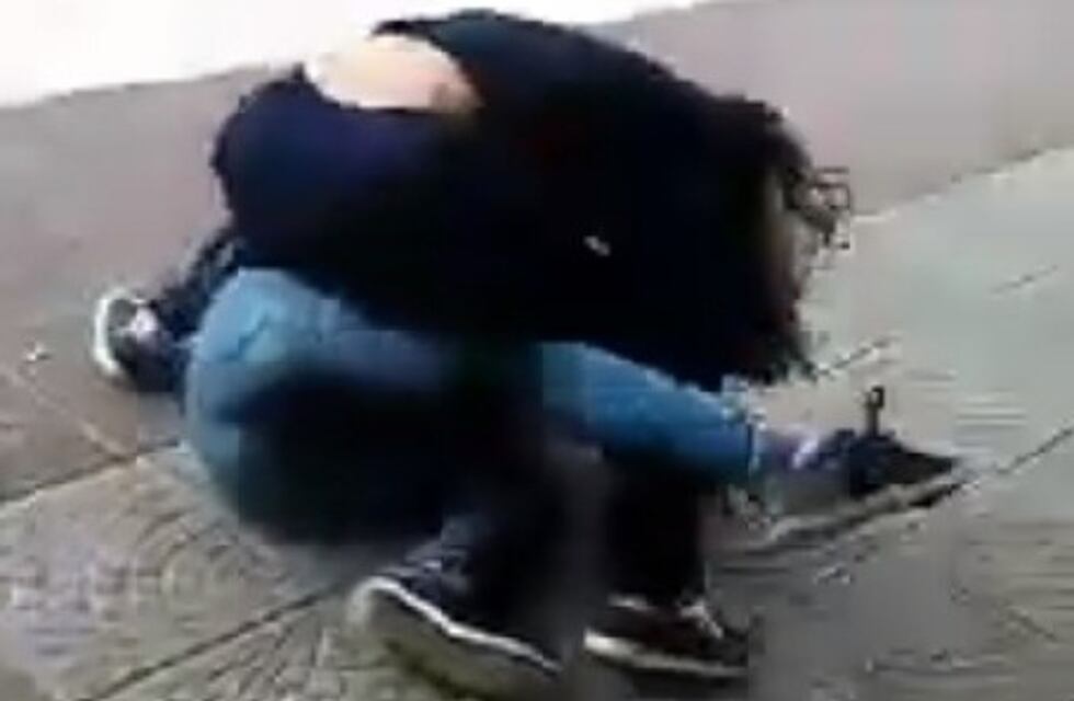 Se viralizó el video de una brutal pelea entre dos adolescentes en Plaza Mitre