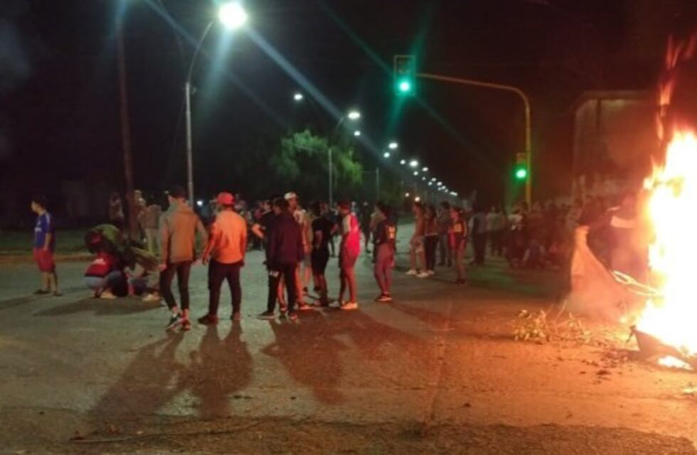 Asesinan a tiros a un chico y vecinos incendian la casa del presunto autor