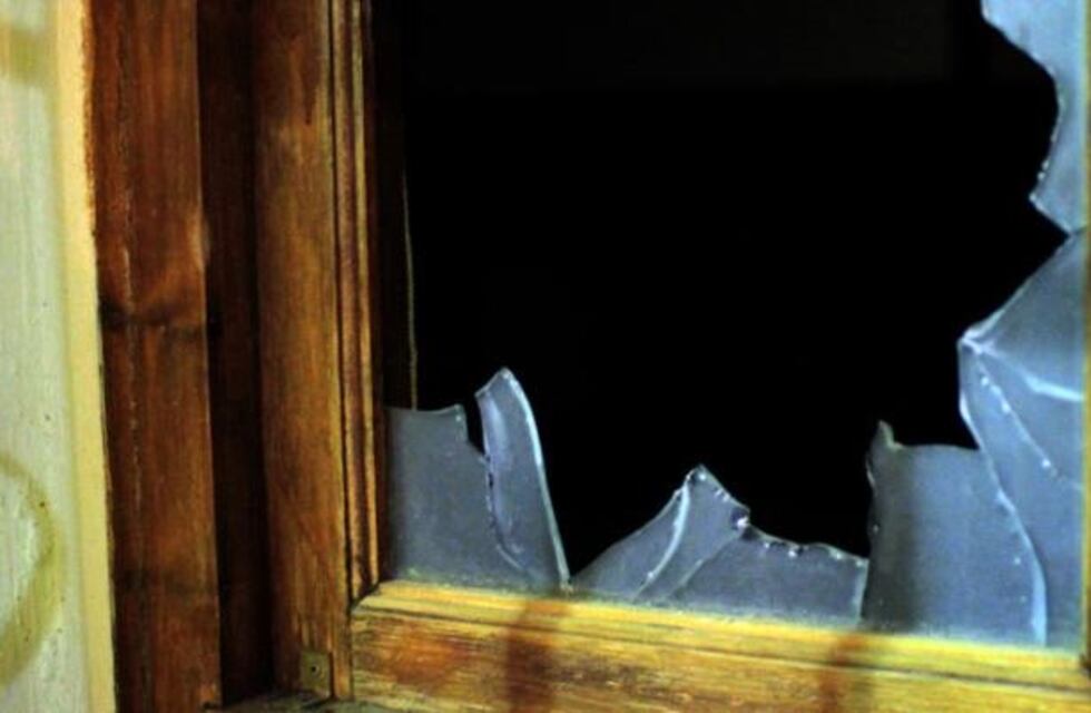 Rompieron la ventana de una peluquería y se llevaron varios elementos