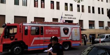 Un adolescente cayó del segundo piso de una escuela en Flores: está grave