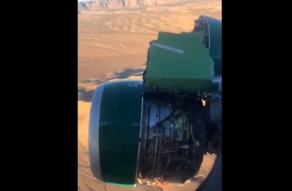Pasajeros filmaron cómo se desarmaba la turbina del avión en el que viajaban