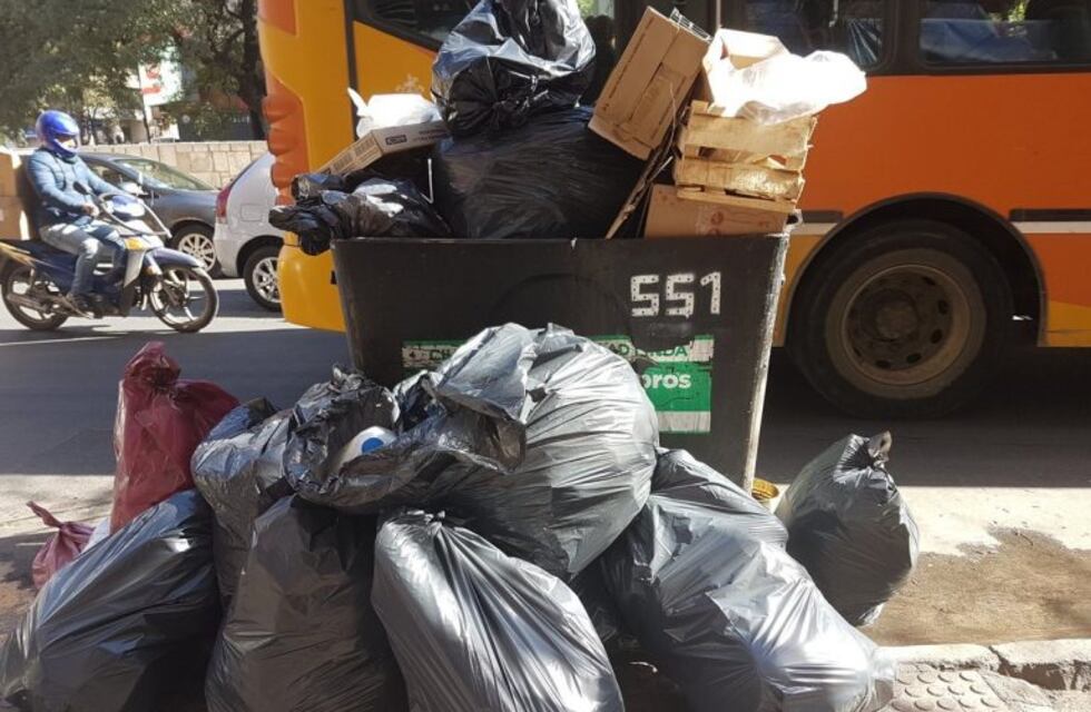 Se acumula la basura por un reclamo de Cotreco