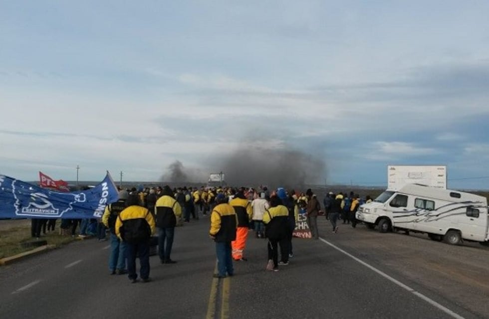 Trabajadores viales cortan las rutas de acceso a Rawson