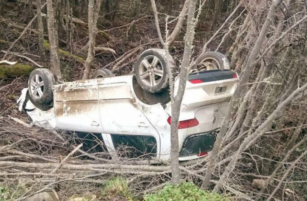 Accidente vial: un automóvil volcó en Ruta "J"