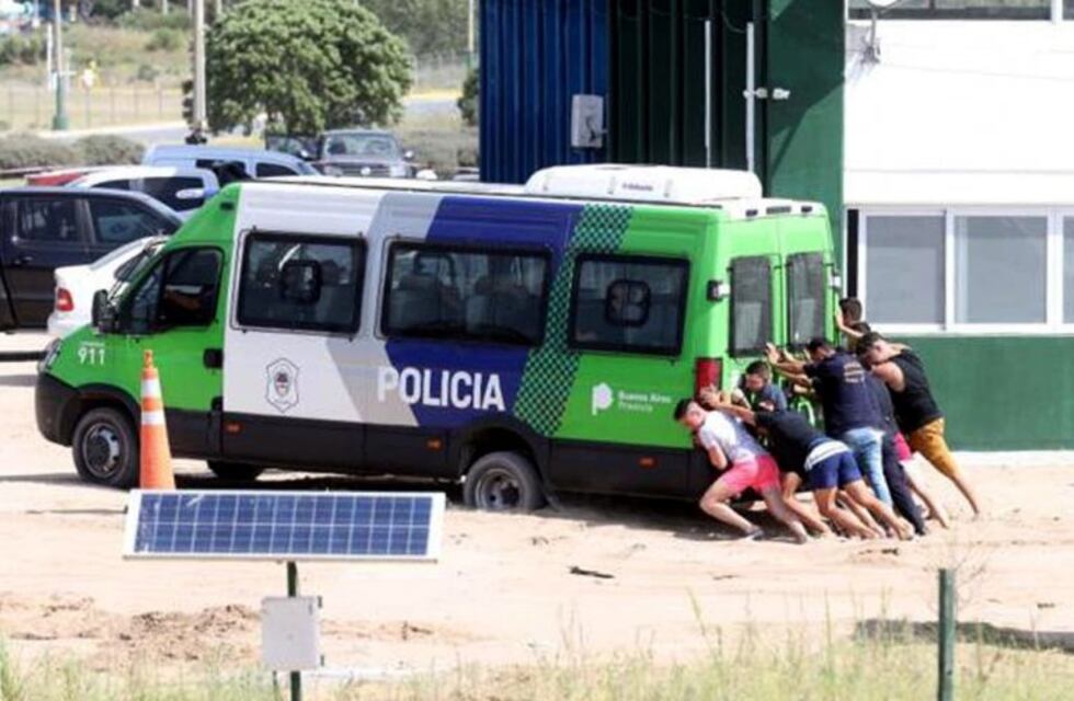 Los chicos que participaron de la rueda de reconocimiento tuvieron que empujar el camión policial