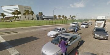 Hay 30 personas que se dividen dos turnos para cubrir la zona frente al complejo\u002E