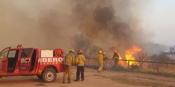 Los bomberos, otra vez en dura batalla contra las llamas\u002E