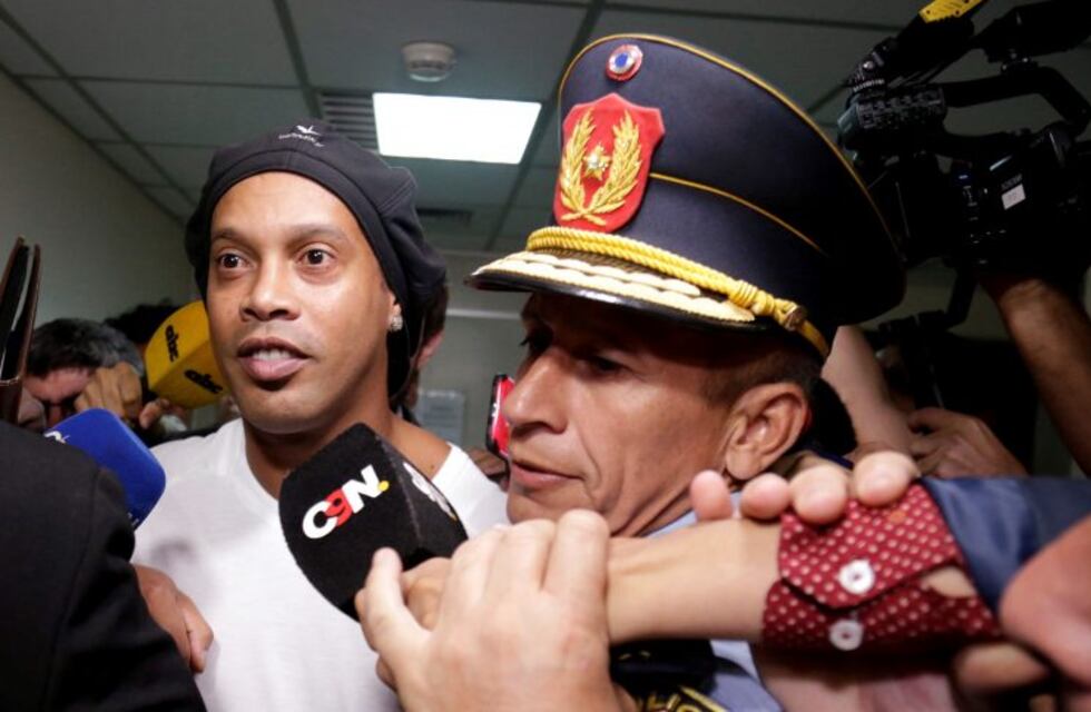 Ronaldinho detenido en Paraguay: su abogado pidió la prisión domiciliaria