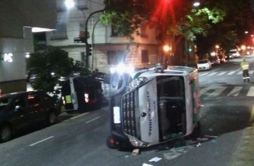 Un camioneta se incendió tras chocar contra una ambulancia en Belgrano