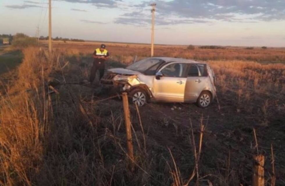 Chocó contra un alambrado y volcó