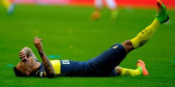 Boca Juniors' forward Ricardo Centurion gestures in pain during the Argentina first division football match against River Plate at the La Bombonera stadium in Buenos Aires, on May 14, 2017. / AFP PHOTO / ALEJANDRO PAGNI