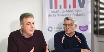 El intendente Luis Castellano y Marcelo Riberi, titular del IMV