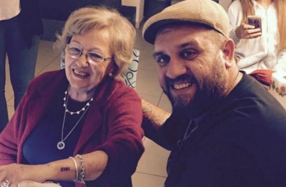 La abuela de 79 años que se hizo un tatuaje con sus nietos para recordar una casa especial