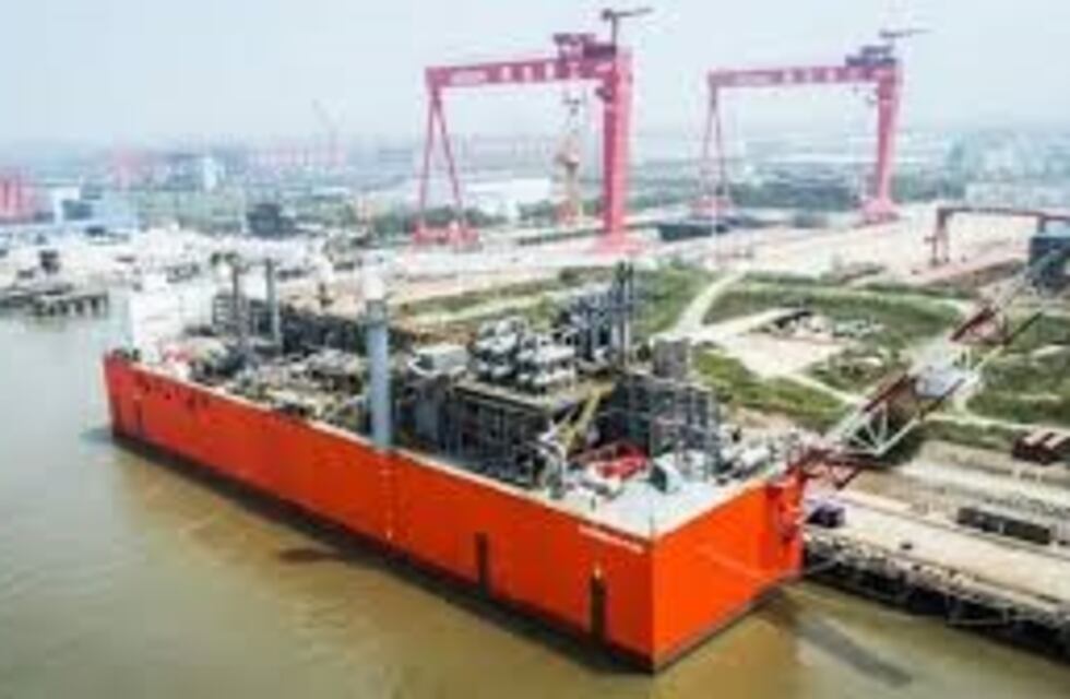 YPF comenzó a cargar gas licuado para ser exportado desde el puerto bahiense