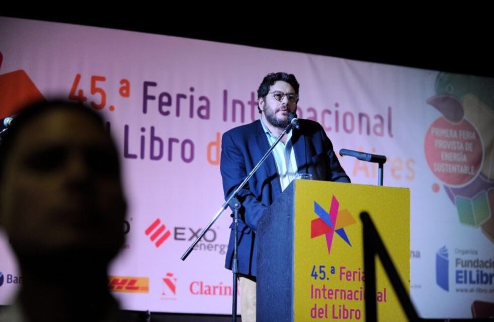 Abucheos y silbidos a Avelluto en la apertura de la Feria del Libro
