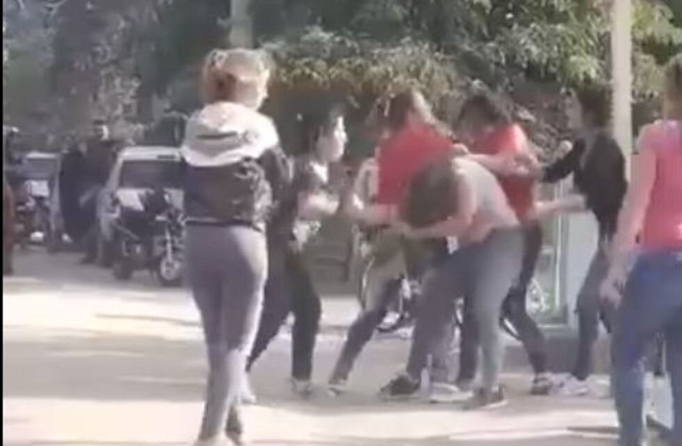 Vergonzoso: frente a una escuela, madres protagonizan pelea a las piñas