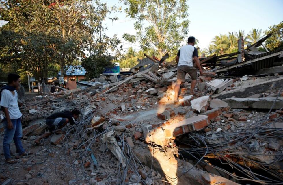 Al menos 142 muertos y miles de evacuados por un terremoto de magnitud 7.0 en Indonesia