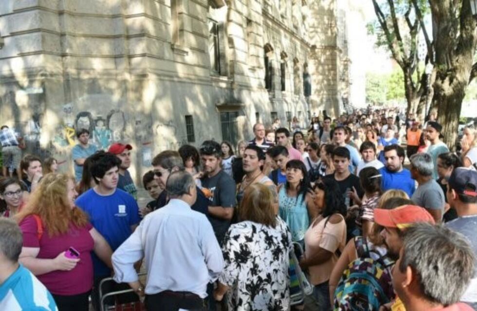 Vacunarse contra la fiebre amarilla en Rosario implica una cola interminable