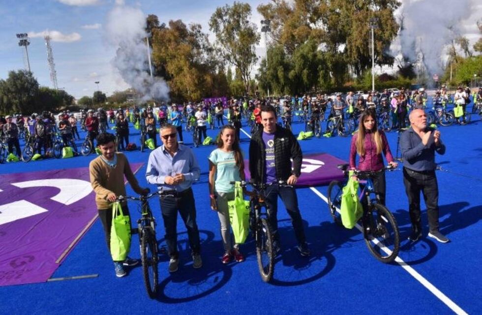 Les entregaron bicicletas a abanderados de escuelas secundarias en Godoy Cruz