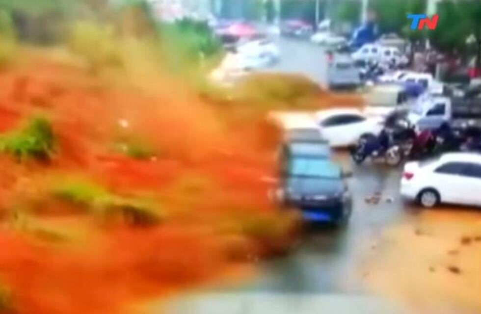 Un impresionante alud arrasó con autos estacionados en China