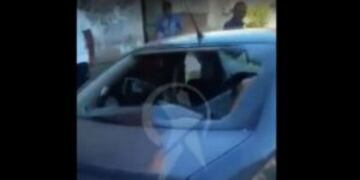 Video del momento en que una mujer destruyu00f3 el auto de su ex