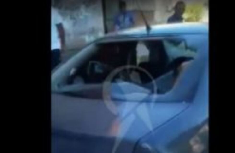 Le destruyó el auto al padre de sus hijos por problemas con la cuota alimentaria