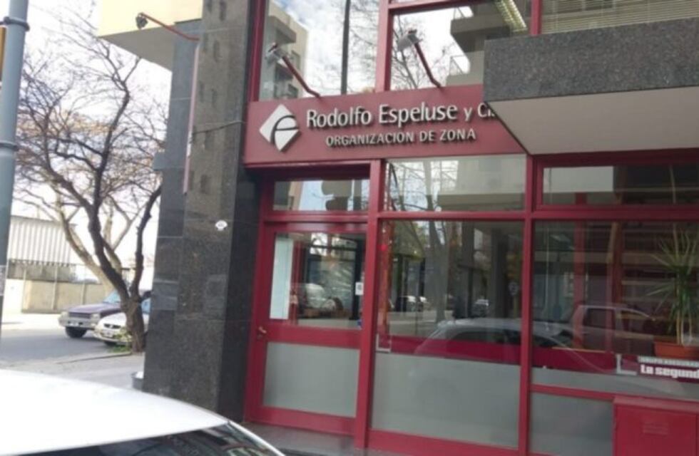 Disconforme con la respuesta, agarró a las piñas a los gerentes de una aseguradora