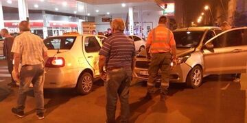 Fuerte choque entre un auto y un taxi