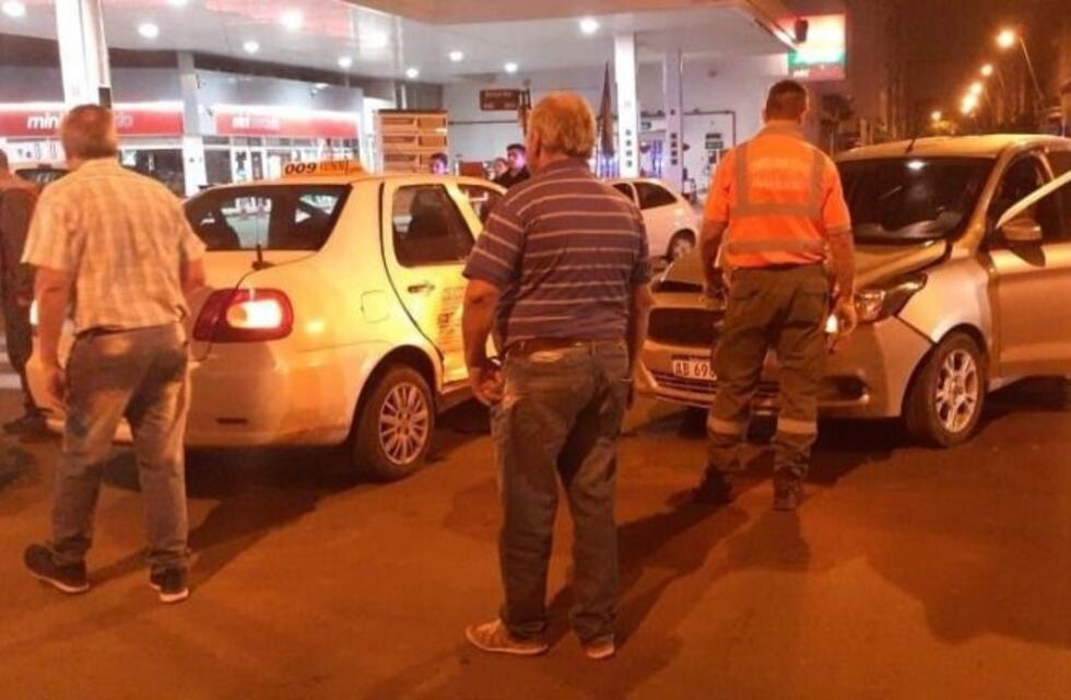 Dos heridos tras un choque entre un auto y un taxi