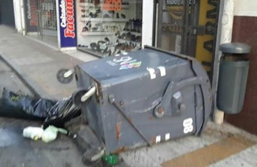Un comerciante del microcentro estalló en ira al encontrar un contenedor tirado en la puerta de su local