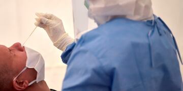 Uruguay le cobrará 100 dólares a los viajeros para que se realicen el test de coronavirus