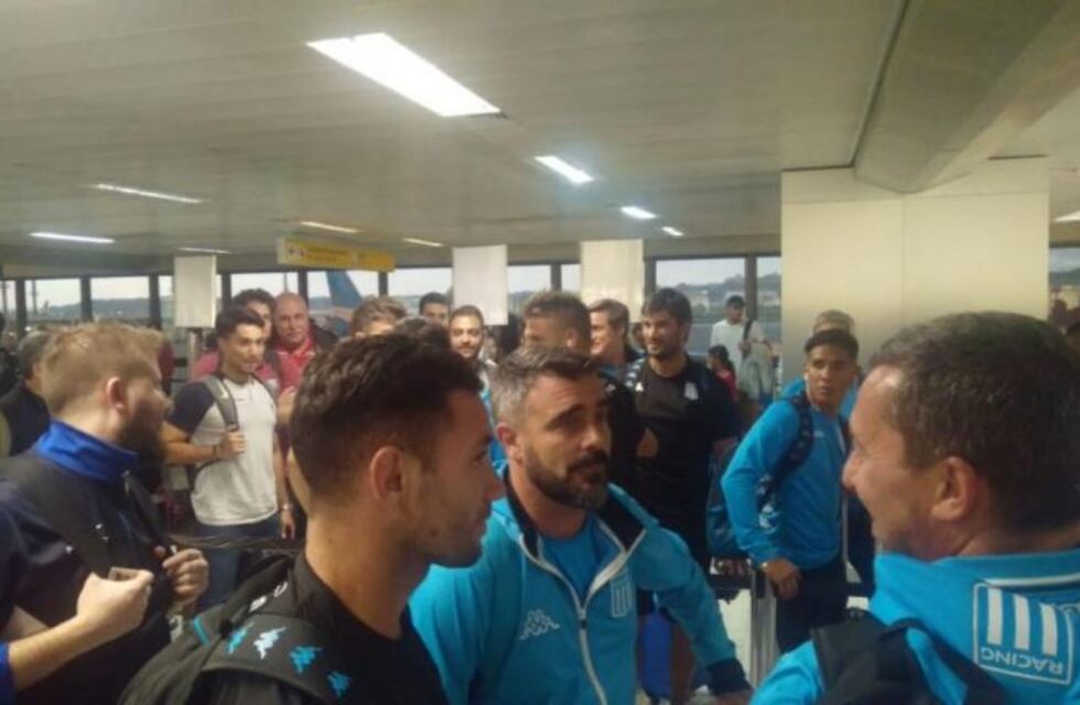 ¡A tomarlo con humor, Renzo! Saravia se cruzó con hinchas de la T rumbo a Brasil... y esto pasó