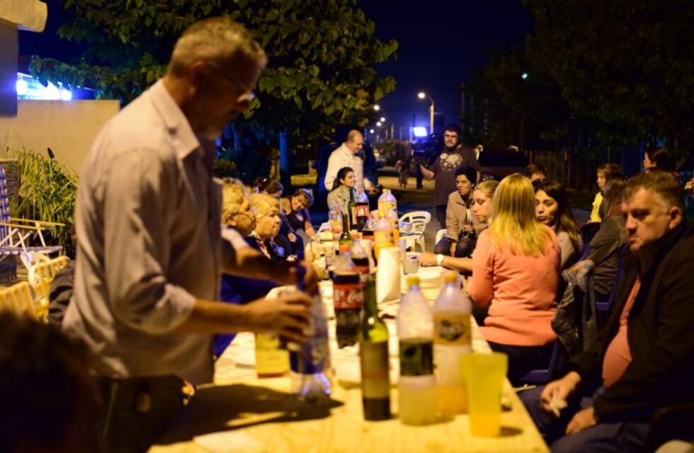 En Villa del Rosario, los vecinos celebraron la concreción de una obra con una cena a la canasta