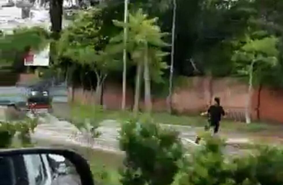 Un rosarino salió a andar en wakeboard sobre la costanera inundada