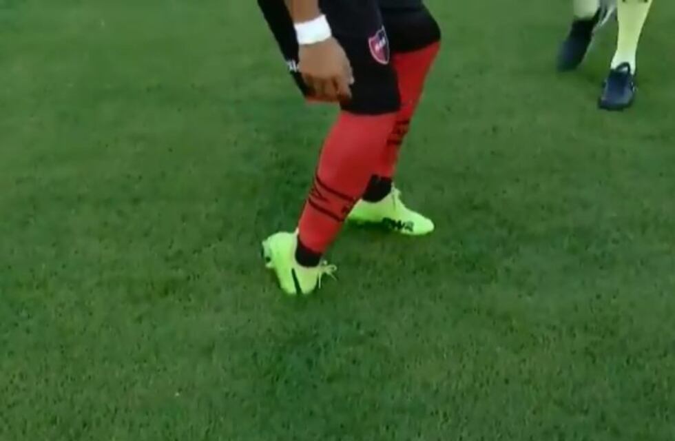 Insólito: el partido de Newell's y Estudiantes arrancó tarde por un pozo