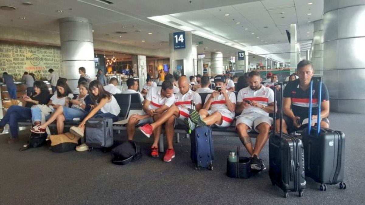 El plantel de Huracu00e1n instantes previos a partir rumbo a Cu00f3rdoba.