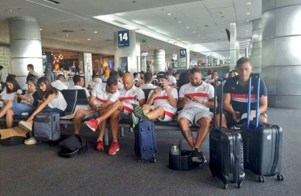 No gana para disgustos: Huracán no pudo aterrizar en Córdoba y se suspendió el partido con Talleres
