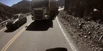 Temerarias maniobras de un camionero chileno en rutas jujeñas\u002E