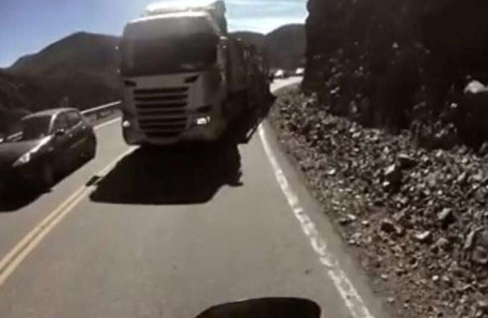 Atrapan peligroso camionero chileno, por maniobras riesgosas