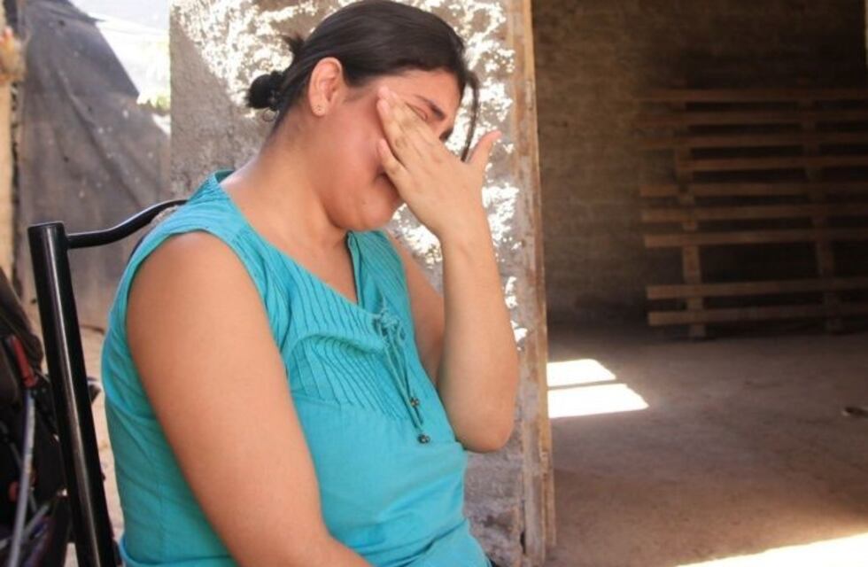 Vecinos le construyeron una casa a una mamá enferma y víctima de violencia