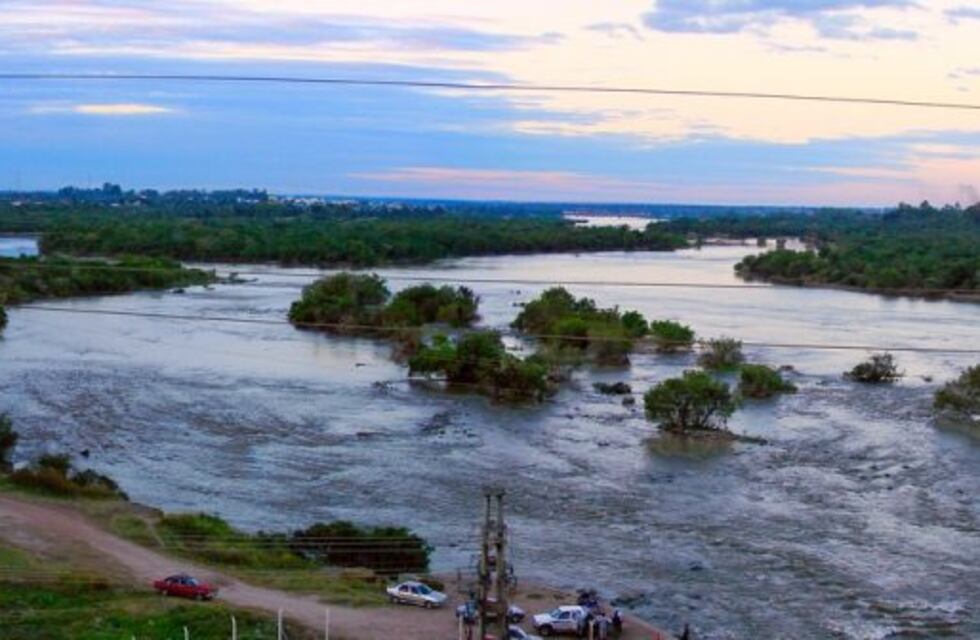 Retoman la búsqueda del sujeto que habría cometido un robo y se lanzó al río cuando escapaba