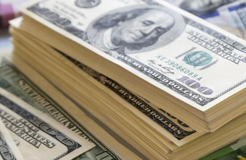 Se fue de salida con sus amigos y al día siguiente se dio cuenta que debía 50 mil millones de dólares