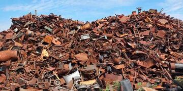 La policía descubrió a una familia robando hierro