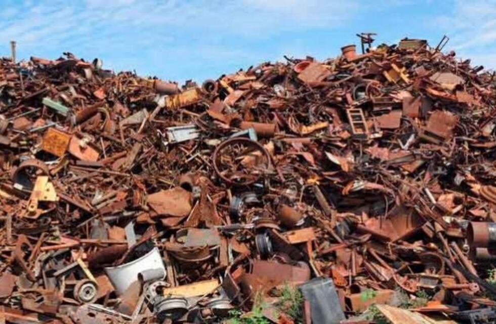 La policía descubrió a una familia robando hierro